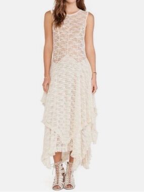 Lace Handkerchief Hem Dress in Cream | XL